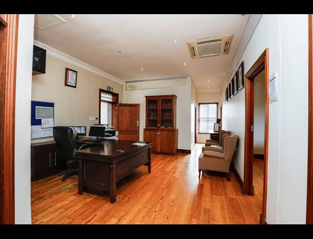 330M² OFFICE FOR SALE IN WINDERMERE